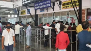 CG News: कम टिकट बिक्री वाले रेलवे आरक्षण केंद्रों का समय घटाने की तैयारी, दोपहर 2 बजे तक ही होंगे संचालित