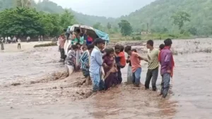 CG News: कवर्धा में उफनती ढोलढोली नदी में फंसी पिकअप, ग्रामीणों ने किया सुरक्षित रेस्क्यू