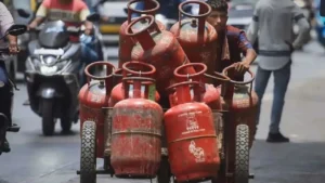 CG News: कमर्शियल LPG सिलेंडर के दाम में बड़ी कटौती, कारोबारियों को मिली राहत