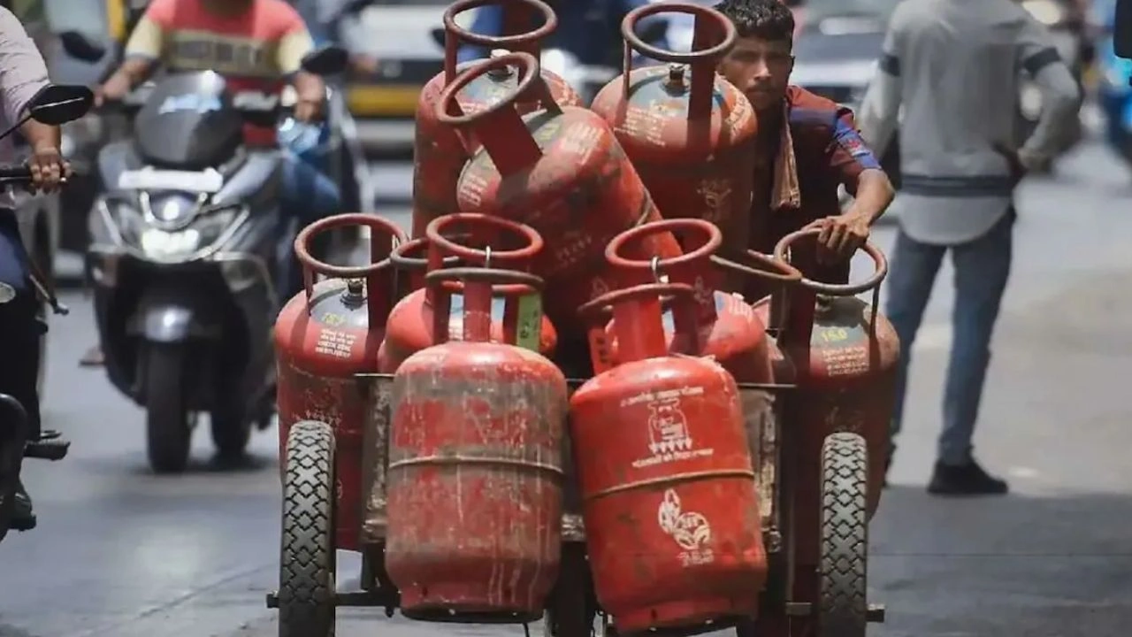 CG News: कमर्शियल LPG सिलेंडर के दाम में बड़ी कटौती, कारोबारियों को मिली राहत