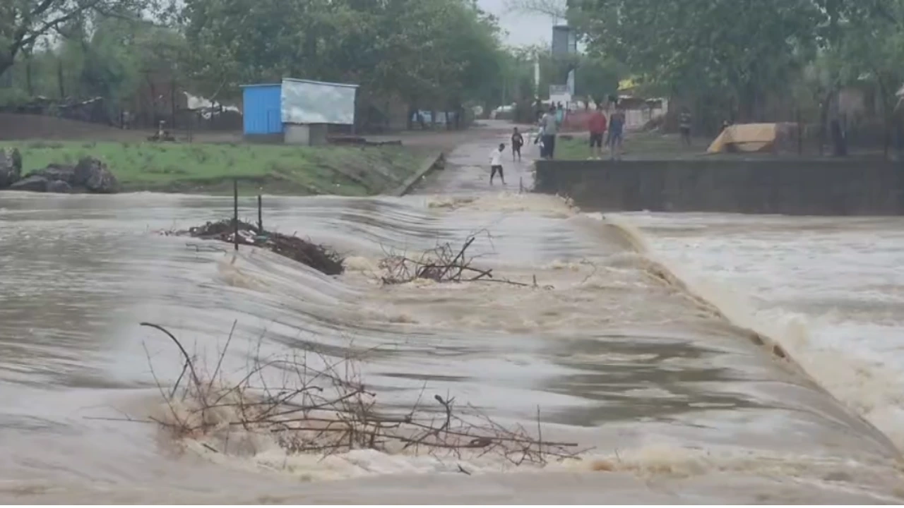 CG News: बेमेतरा में बारिश से तबाही, ग्राम बैजी का संपर्क टूटा, एनीकट डूबने से ग्रामीण फंसे