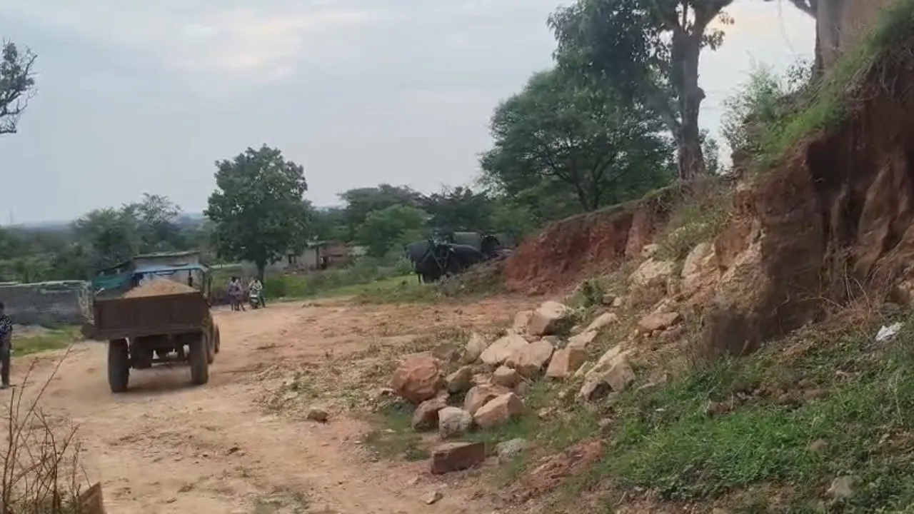 CG News: अंबिकापुर में पहाड़ों की कटाई का आरोप, वन अधिकार पट्टों की आड़ में अवैध खनन का मामला