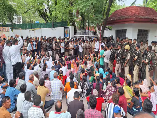 CG News: नकटी गांव बुलडोजर कार्रवाई पर बढ़ा सियासी घमासान, प्रभावित ग्रामीण पहुंचे मुख्यमंत्री आवास