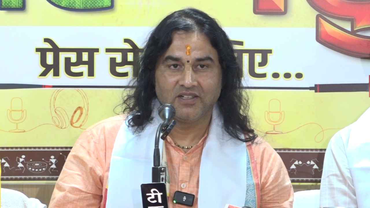 CG News: रायपुर में बोले देवकी नंदन ठाकुर, युवाओं की शिक्षा, गीता और सनातन संस्कृति पर रखे विचार