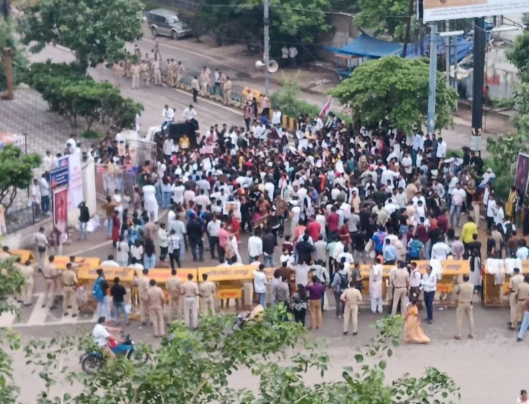 CG News: 12वीं हिंदी पेपर लीक मामले में छात्रों का प्रदर्शन, सरकार से सख्त कार्रवाई की मांग