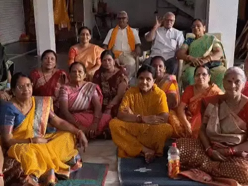 CG News: रायपुर में देवकीनंदन ठाकुर की भागवत कथा की कलश यात्रा में 5 महिलाओं की सोने की चेन चोरी, पुलिस जांच में जुटी