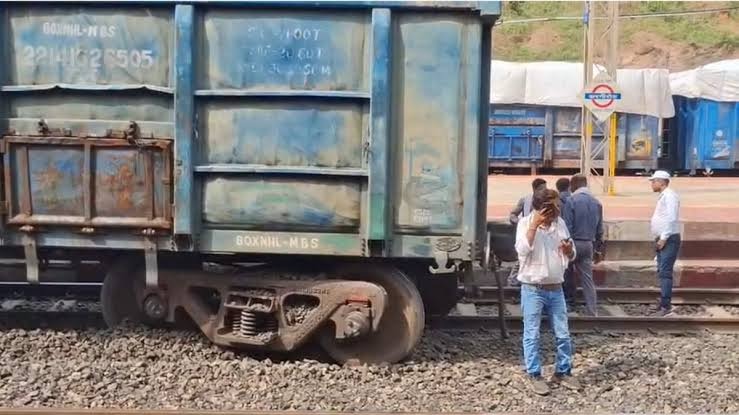 CG News: बिलासपुर के करगी रेलवे स्टेशन पर मालगाड़ी बेपटरी, तीन डिब्बे उतरे, जांच में जुटा रेलवे