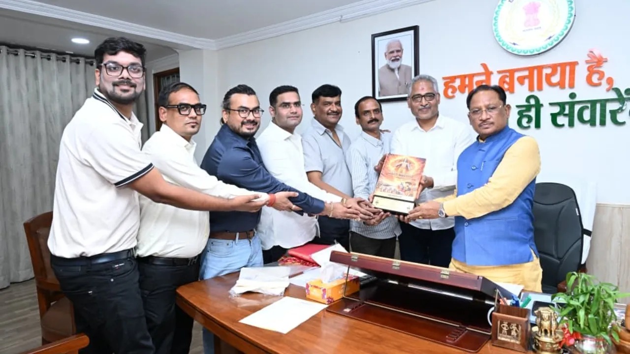 CG News: चाम्पा के रविन्द्र सोनी ने रचा इतिहास, छत्तीसगढ़ी में लिखी श्रीमद्भागवत गीता