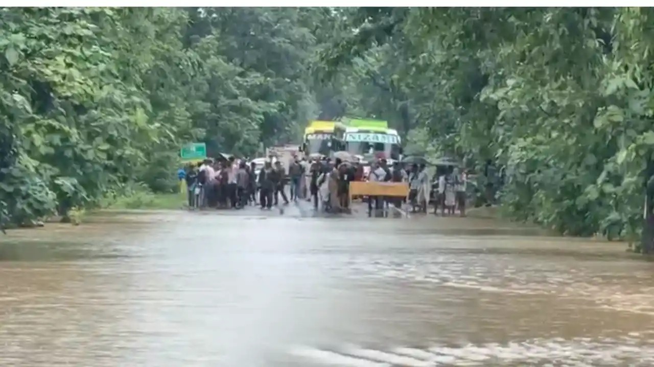 CG News: 24 घंटे से बंद रायपुर-गरियाबंद मार्ग, त्रिवेणी संगम में बढ़ा जलस्तर