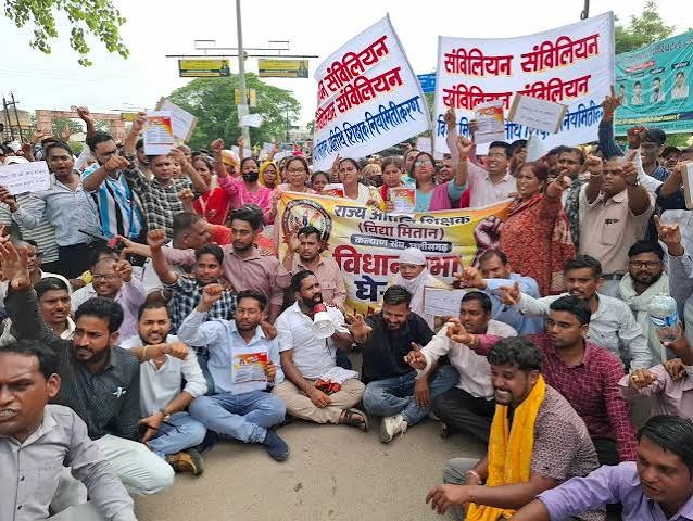 CG News: नियमितीकरण की मांग पर अतिथि शिक्षकों का प्रदर्शन जारी, विधानसभा घेराव से पहले पुलिस ने रोका