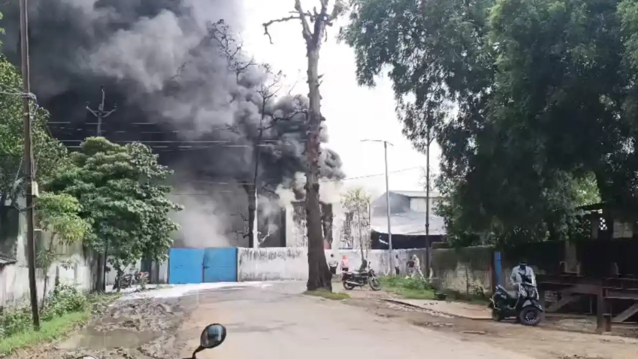 CG News: कोरबा कार्बन फैक्ट्री हादसा, बॉयलर फटने के बाद लगी भीषण आग, कई मजदूरों के झुलसने की आशंका