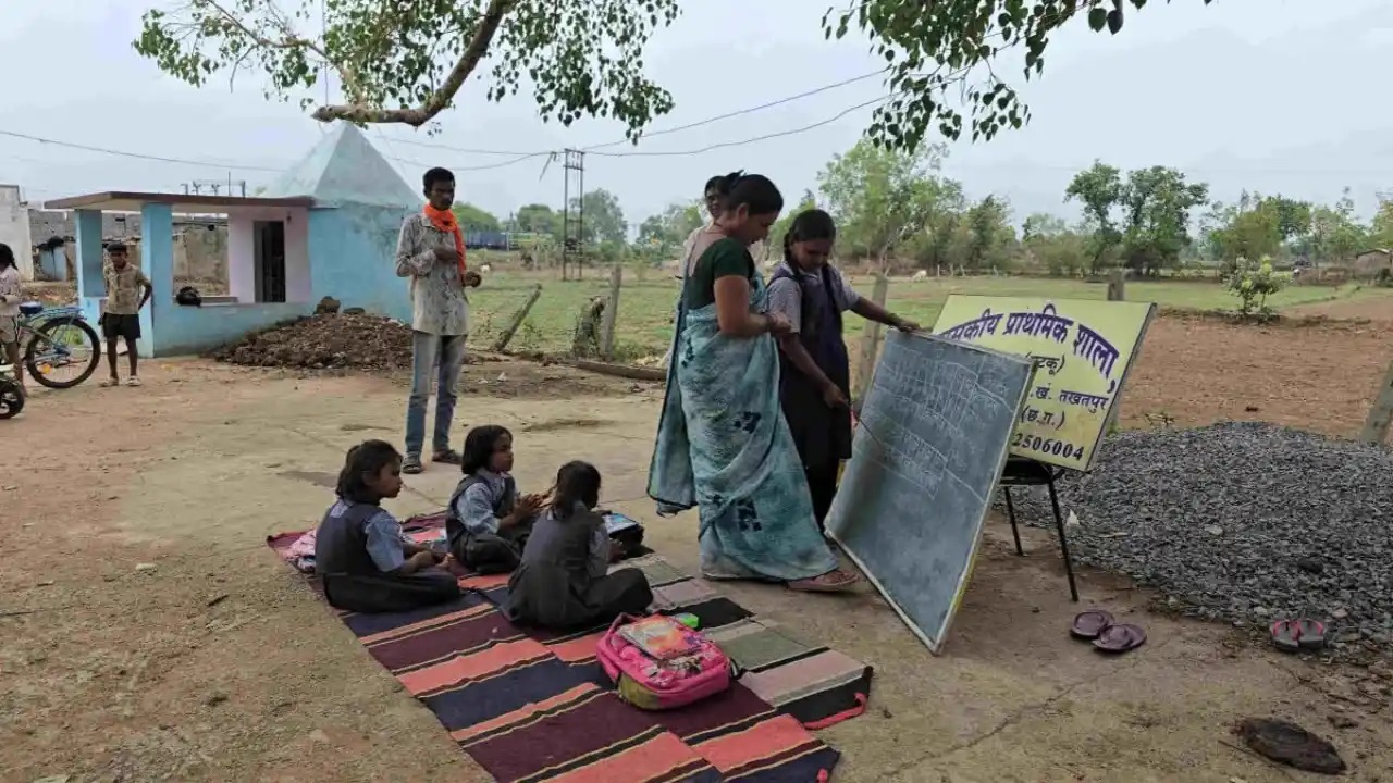 CG News: छत्तीसगढ़ के स्कूलों की बदहाल तस्वीर, 878 स्कूलों के पास नहीं अपना भवन, विधानसभा में हुआ खुलासा