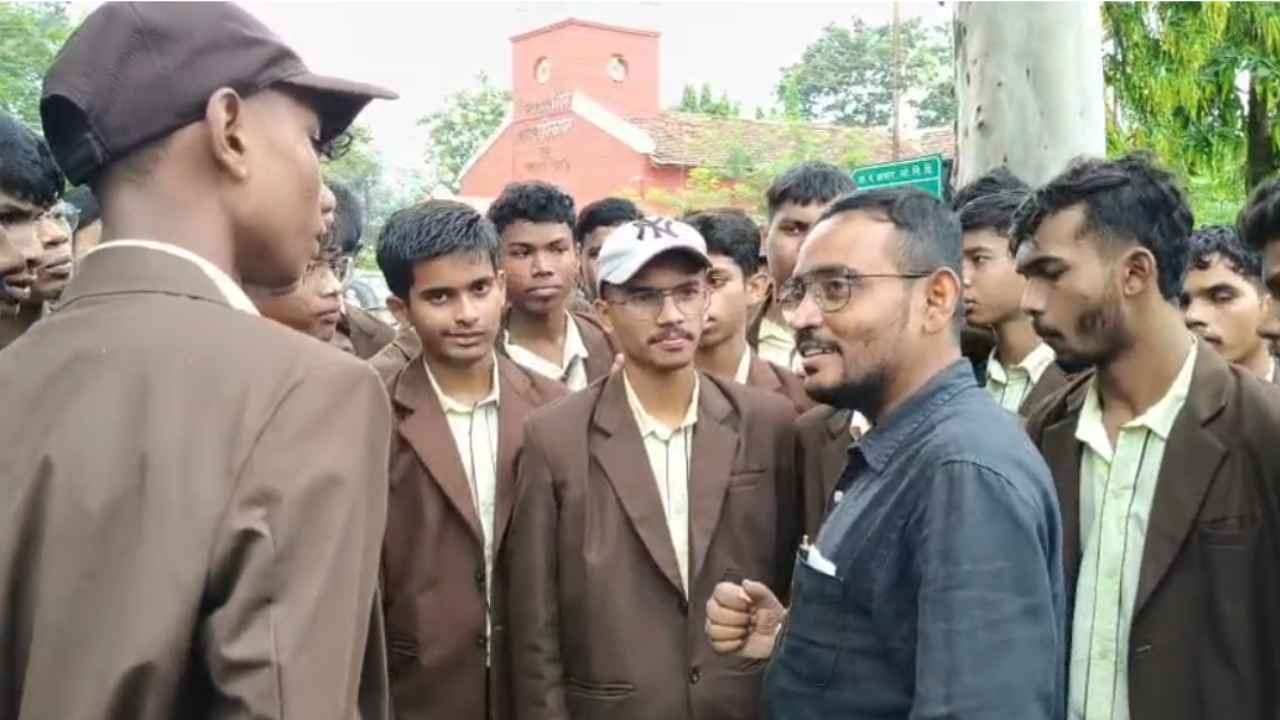 CG News: बस्तर प्रयास आवासीय विद्यालय के छात्रों का प्रदर्शन, प्रबंधन पर लगाए गंभीर आरोप