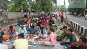 CG News: दुर्ग में अतिथि शिक्षकों का प्रदर्शन तेज, शिक्षा मंत्री के निवास की ओर बढ़े, पुलिस ने रोका