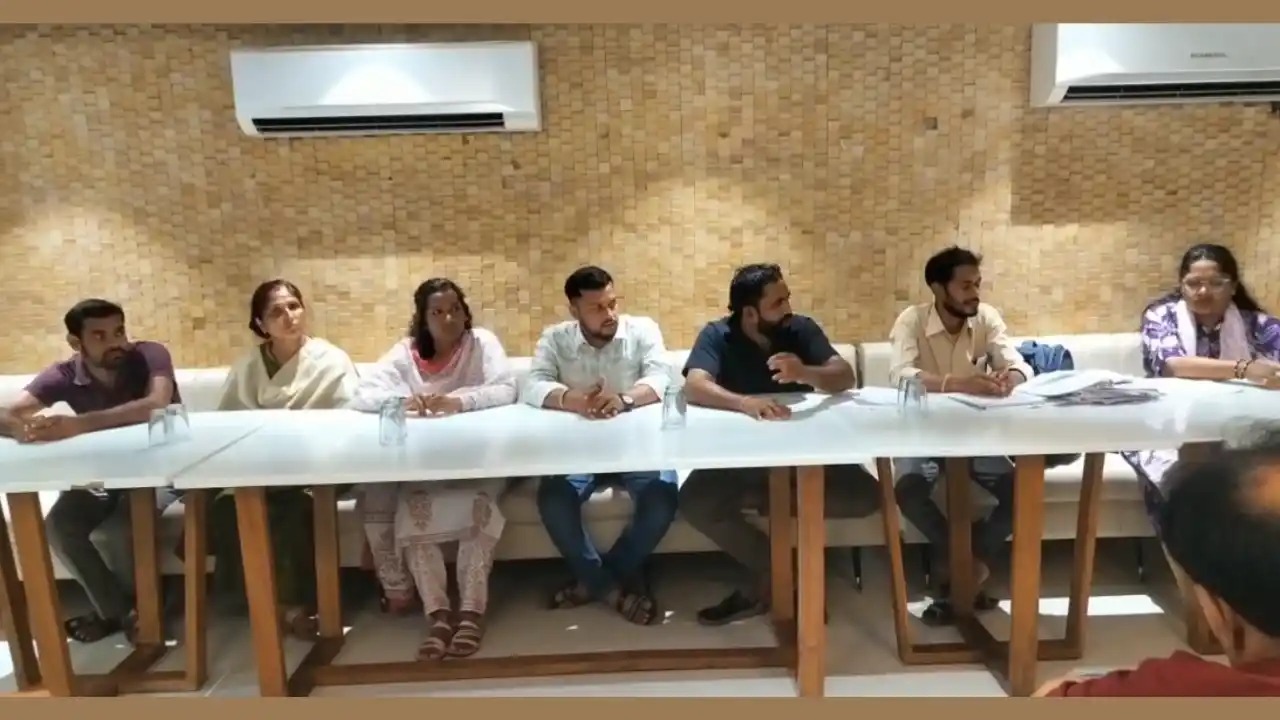 CG News: दुर्ग में अतिथि शिक्षकों ने खत्म किया आंदोलन, मांगें पूरी नहीं हुईं तो फिर होगा प्रदेशव्यापी प्रदर्शन