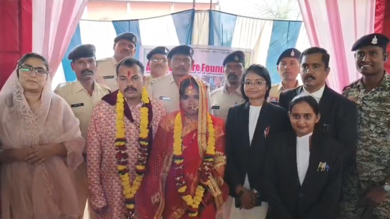 CG News: जगदलपुर केंद्रीय जेल में अनोखी शादी, प्रेमिका ने जेल में बंद आरोपी से लिए सात फेरे