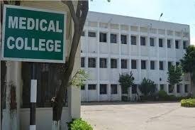 CG News: छत्तीसगढ़ को मिले 5 नए सरकारी मेडिकल कॉलेज, NMC से मिली मंजूरी, इसी सत्र से शुरू होगी पढ़ाई CG News: छत्तीसगढ़ में चिकित्सा शिक्षा के क्षेत्र में बड़ा विस्तार होने जा रहा है. राज्य के पांच नए शासकीय मेडिकल कॉलेजों को राष्ट्रीय चिकित्सा आयोग, NMC, से मंजूरी मिल गई है. ये मेडिकल कॉलेज कवर्धा, जांजगीर-चांपा, मनेंद्रगढ़, दंतेवाड़ा और कुनकुरी में स्थापित किए जाएंगे. सभी कॉलेजों में 50-50 एमबीबीएस सीटों के साथ इसी शैक्षणिक सत्र से प्रवेश प्रक्रिया शुरू करने की तैयारी है.