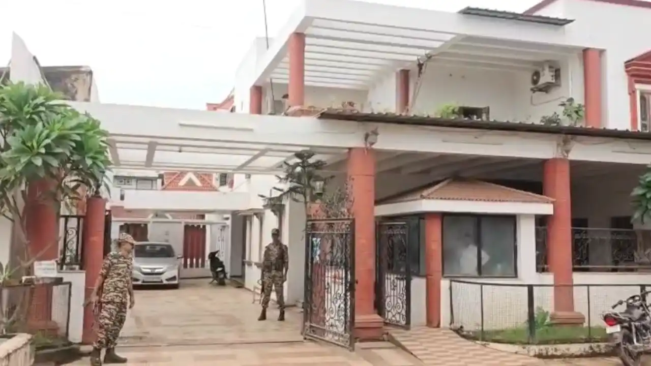 CG News: धमतरी में रामगोपाल अग्रवाल के घर ED की दबिश, रायपुर में करीबी कारोबारी के ठिकाने पर भी कार्रवाई