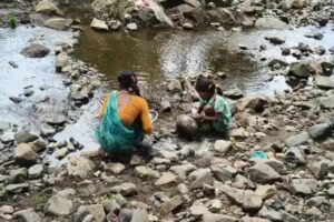 CG News: कबीरधाम के बेलापानी में पेयजल संकट, नदी का गंदा पानी पीने को मजबूर ग्रामीण