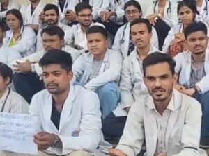 CG News: 15,900 रुपये स्टाइपेंड से नाराज इंटर्न डॉक्टरों का प्रदर्शन, अनिश्चितकालीन हड़ताल शुरू