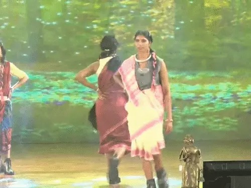 CG News: रायपुर में पूर्व महिला नक्सलियों का रैंप वॉक, कोसा साड़ी में दिखा आत्मविश्वास