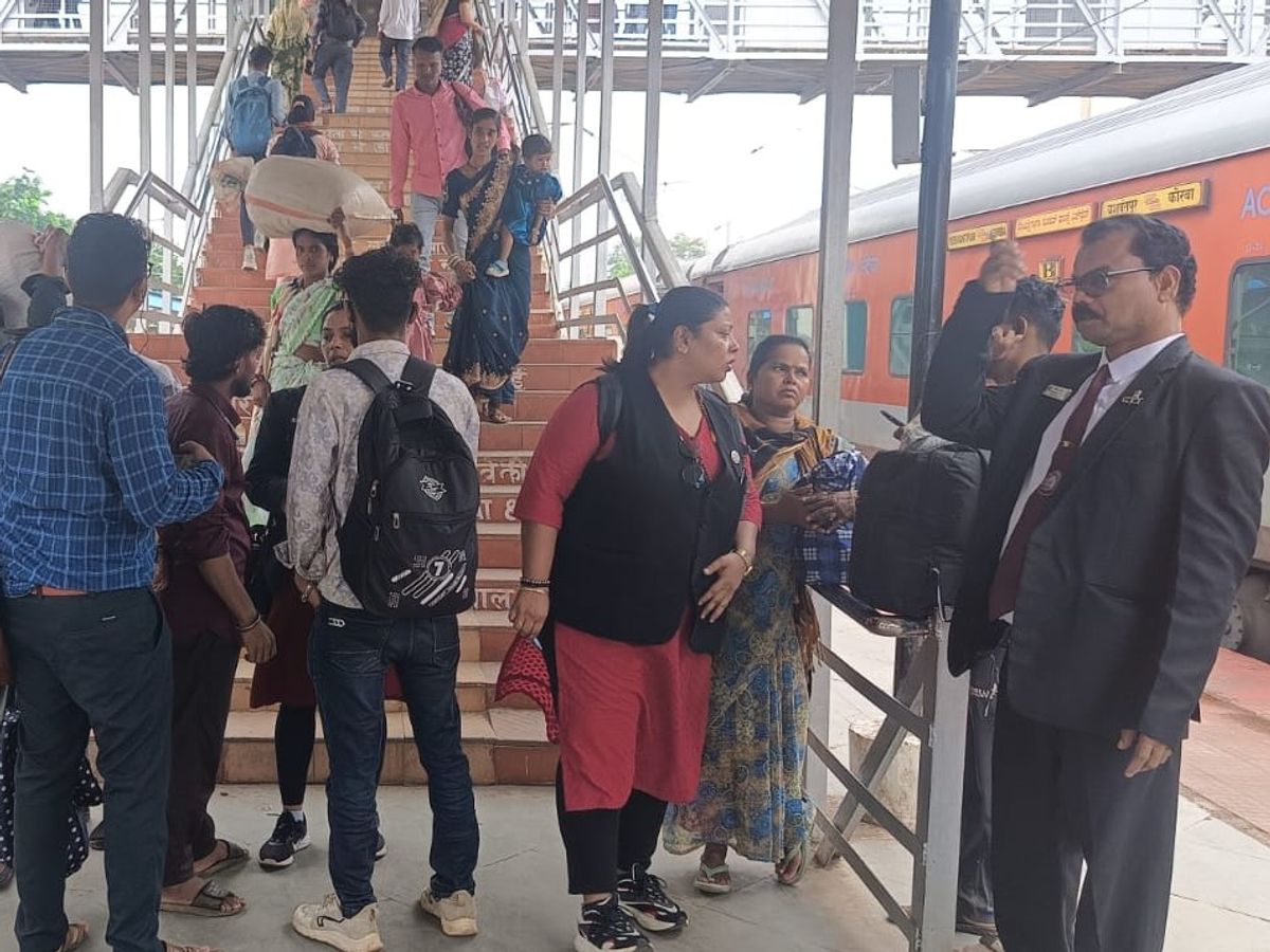 CG News: भाटापारा स्टेशन पर रेलवे की किलाबंदी चेकिंग, 316 यात्रियों से ₹2.49 लाख जुर्माना वसूला