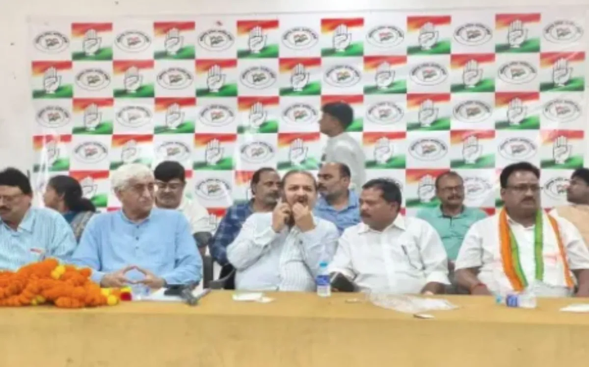 CG News: अंबिकापुर में AAP को झटका, प्रदेश उपाध्यक्ष राजेंद्र बहादुर सिंह समेत 100 से अधिक कार्यकर्ताओं ने थामा कांग्रेस का हाथ