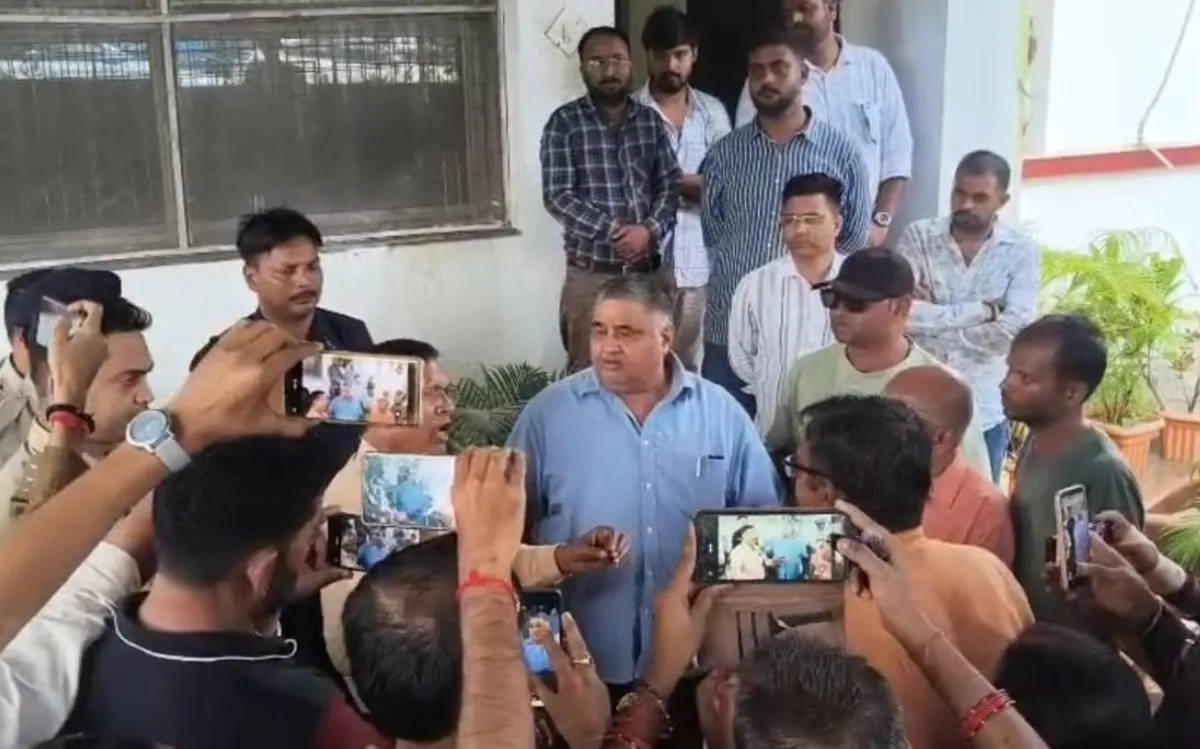 CG News: अंबिकापुर की बदहाल सड़कों को लेकर प्रदर्शन, बारिश में भी मंत्री के बंगले के बाहर डटे लोग