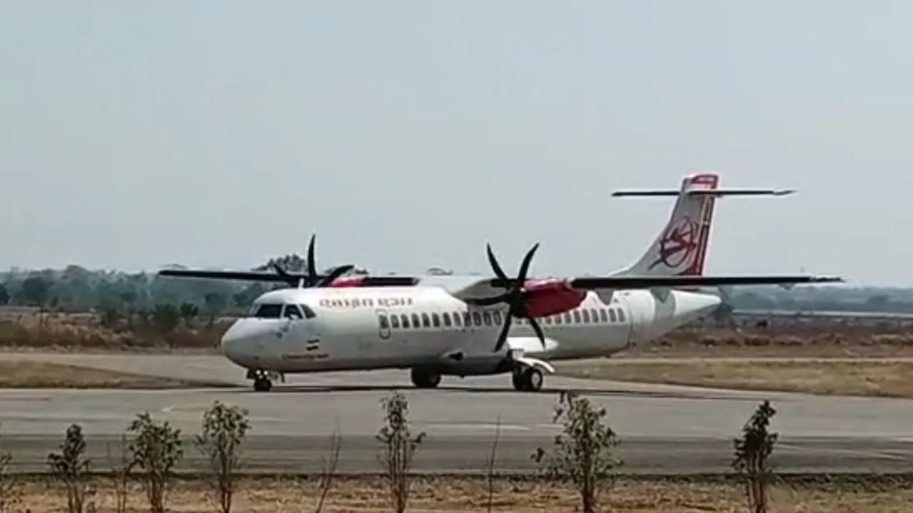 CG News: बिलासपुर से दिल्ली जा रही फ्लाइट के इंजन में खराबी, दिल्ली एयरपोर्ट पर इमरजेंसी लैंडिंग