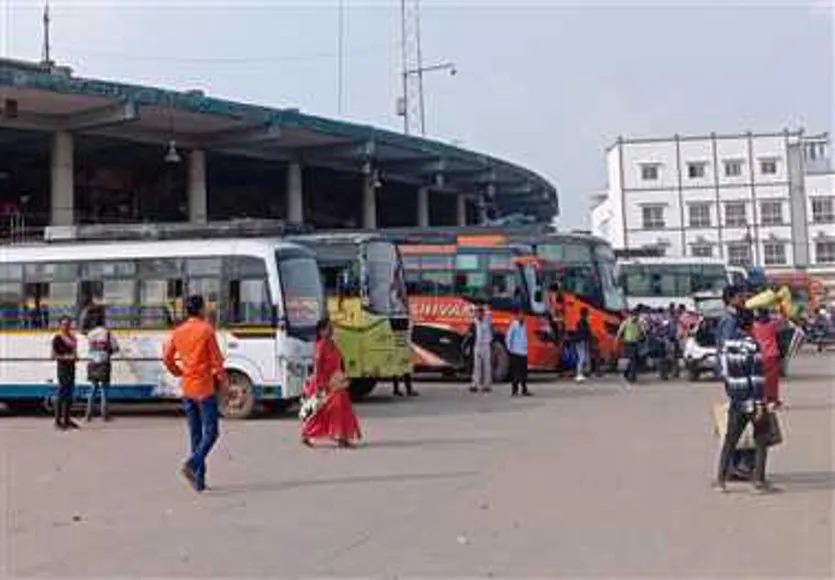 CG News: अंबिकापुर में बसों का मनमाना किराया, यात्रियों से दोगुने पैसे वसूलने का आरोप