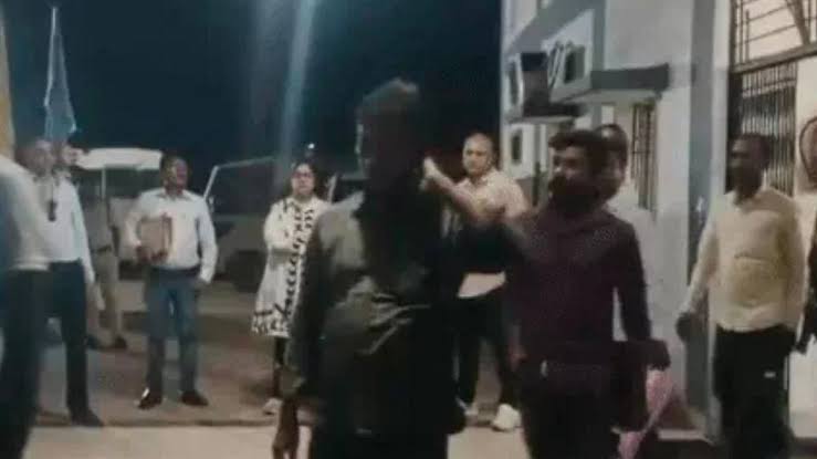 CG News: बिलासपुर में बांग्लादेशी होने के संदेह में पकड़े गए 23 लोग हुए रिहा, दस्तावेजों के सत्यापन के बाद प्रशासन ने दी अनुमति