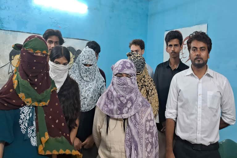 CG News: बिलासपुर में गरबा ड्रेस पहनकर सिगरेट पीने और पिस्टल लहराने का वीडियो वायरल, पुलिस ने 9 लोगों को किया गिरफ्तार